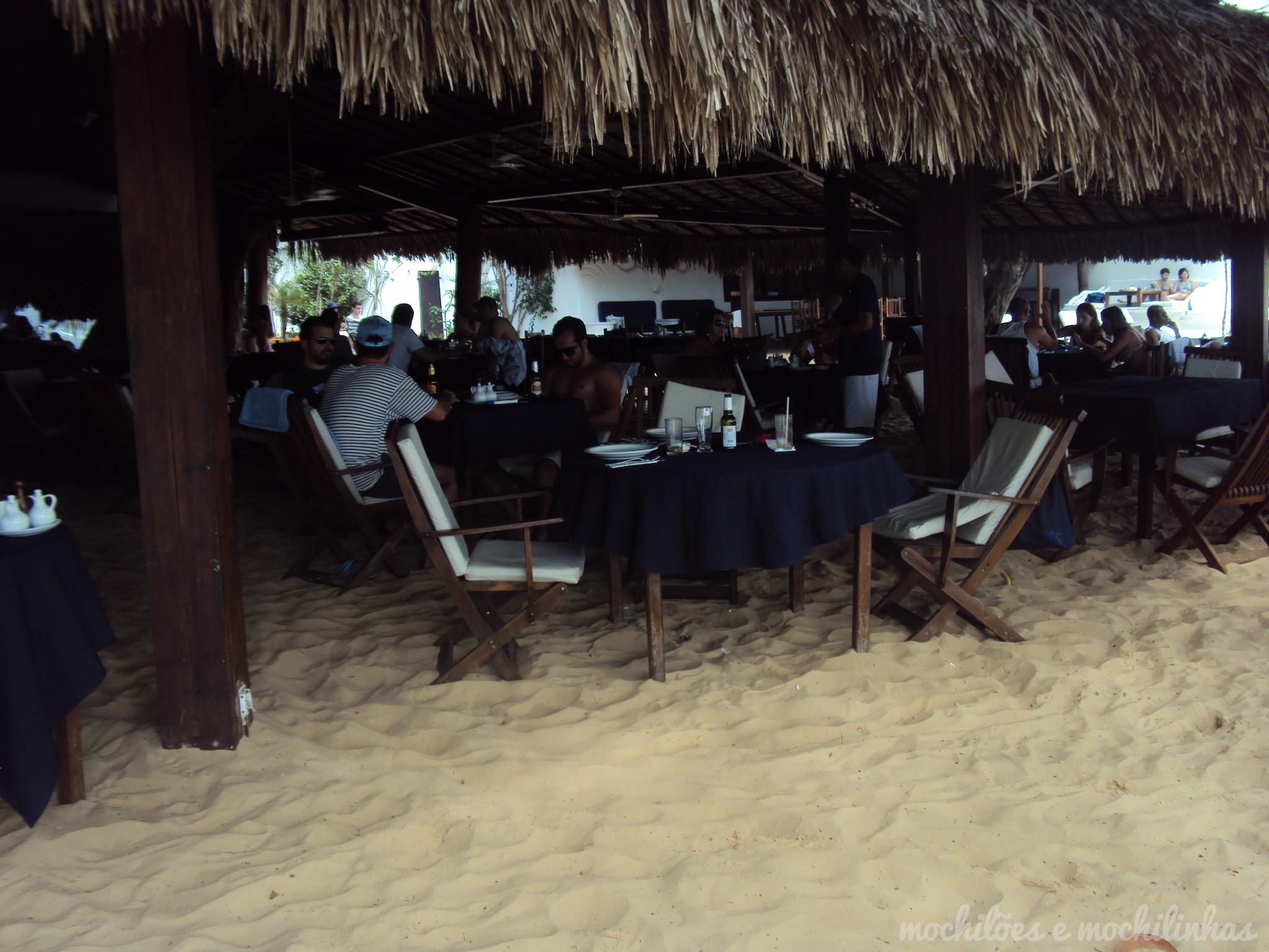 Restaurante na areia, com vista pro mar (não tenho foto)
